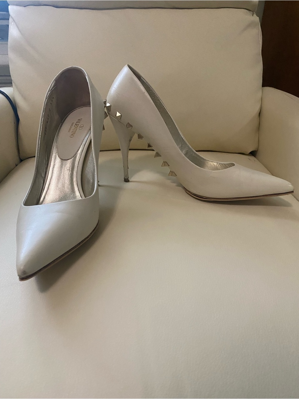 Valentino Garavani Cream White Leather Pointed-Toe Pumps Flaws